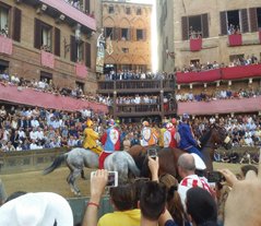 Tuscany_Siena_palio_horses_race_2_blg