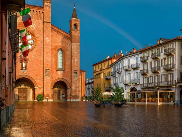 Piedmont_Alba_San_Lorenzo_Church_Square