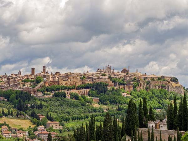 Umbria_Orvieto_old_city_view_panormana